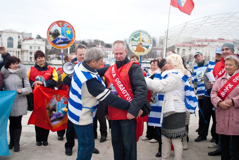 В Севастополе устроили массовое купание в море