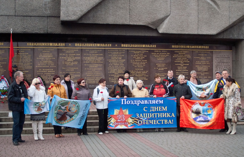 В Севастополе устроили массовое купание в море