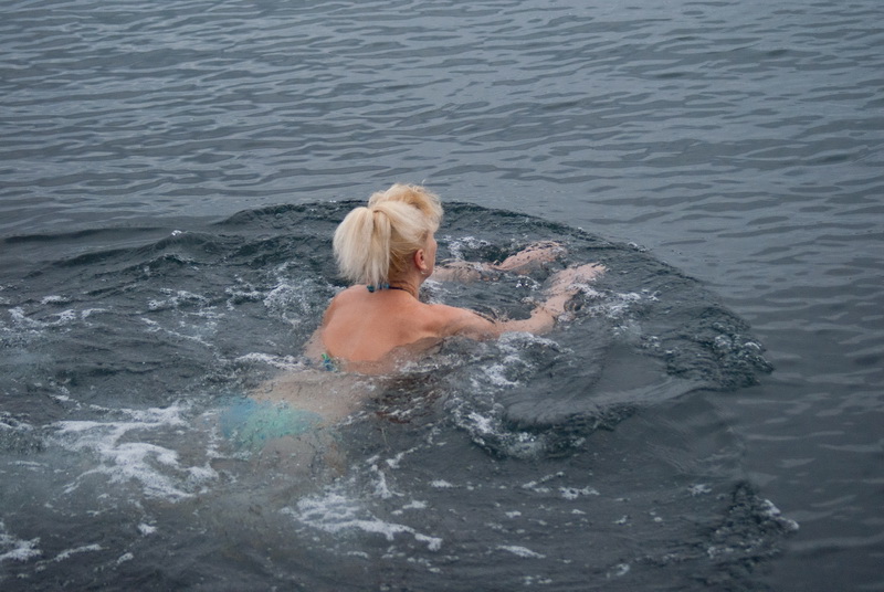 В Севастополе устроили массовое купание в море