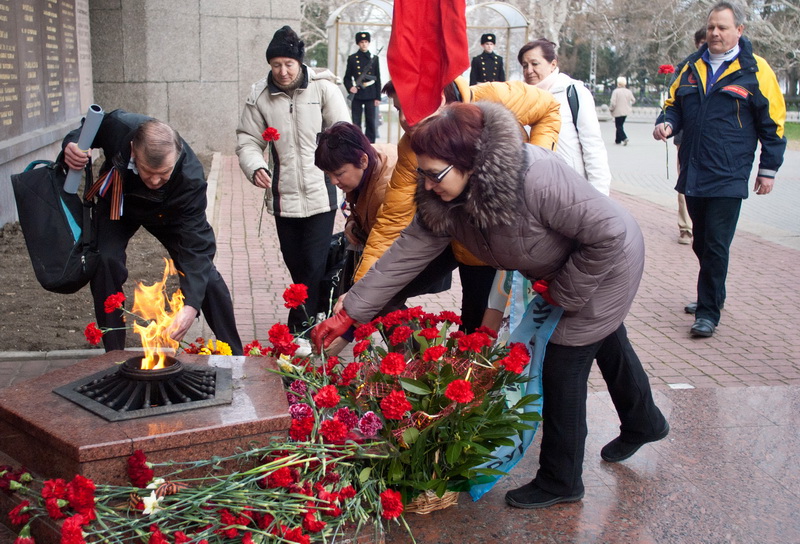 В Севастополе устроили массовое купание в море
