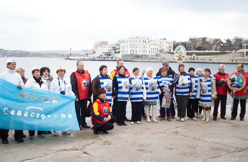 В Севастополе устроили массовое купание в море