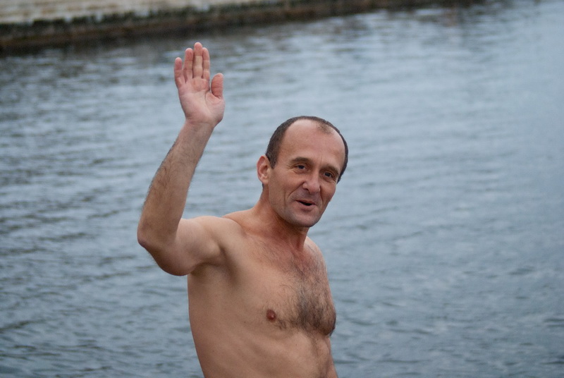 В Севастополе устроили массовое купание в море