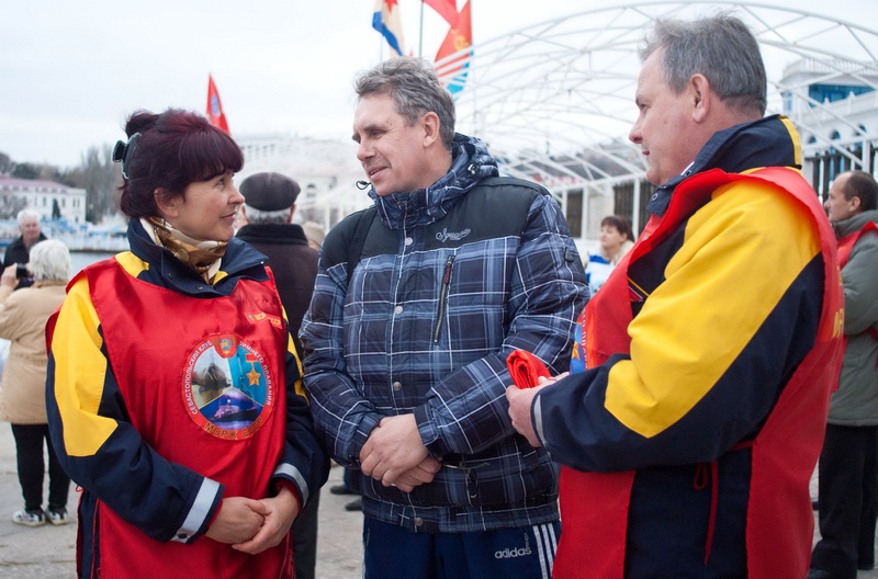 В Севастополе устроили массовое купание в море