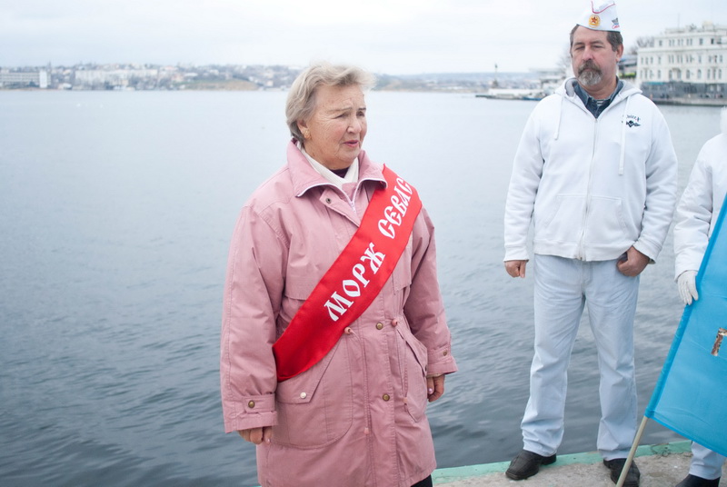 В Севастополе устроили массовое купание в море