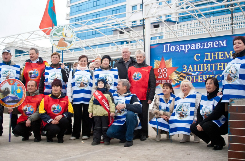 В Севастополе устроили массовое купание в море