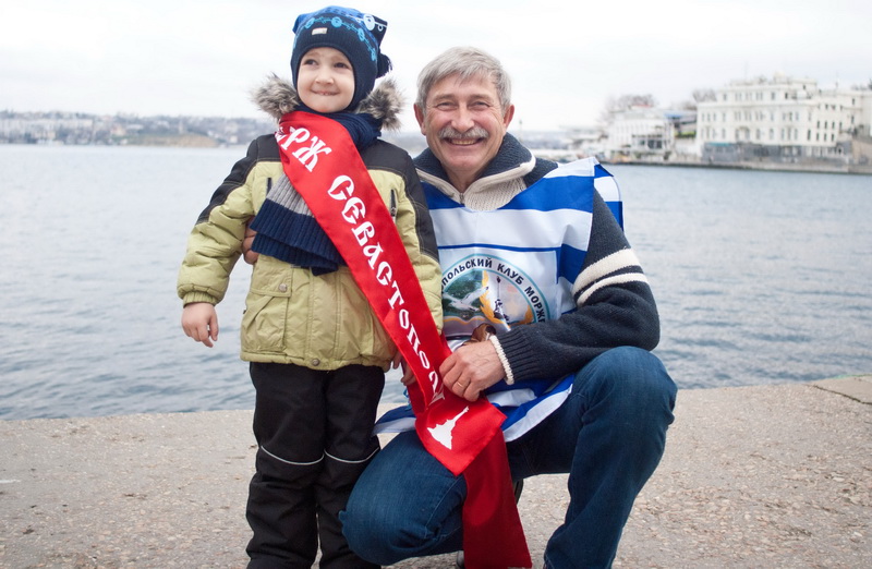 В Севастополе устроили массовое купание в море