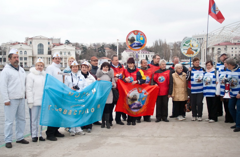 В Севастополе устроили массовое купание в море