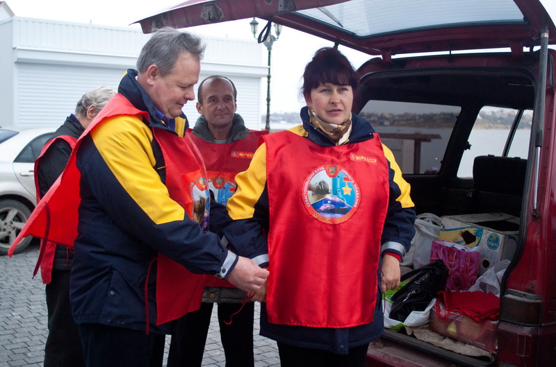 В Севастополе устроили массовое купание в море