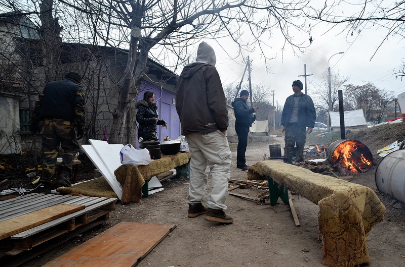 В Симферополе у места дислокации «Беркута» дежурят отряды самообороны