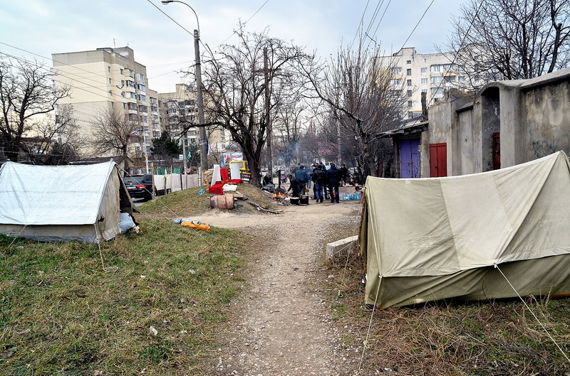 В Симферополе у места дислокации «Беркута» дежурят отряды самообороны
