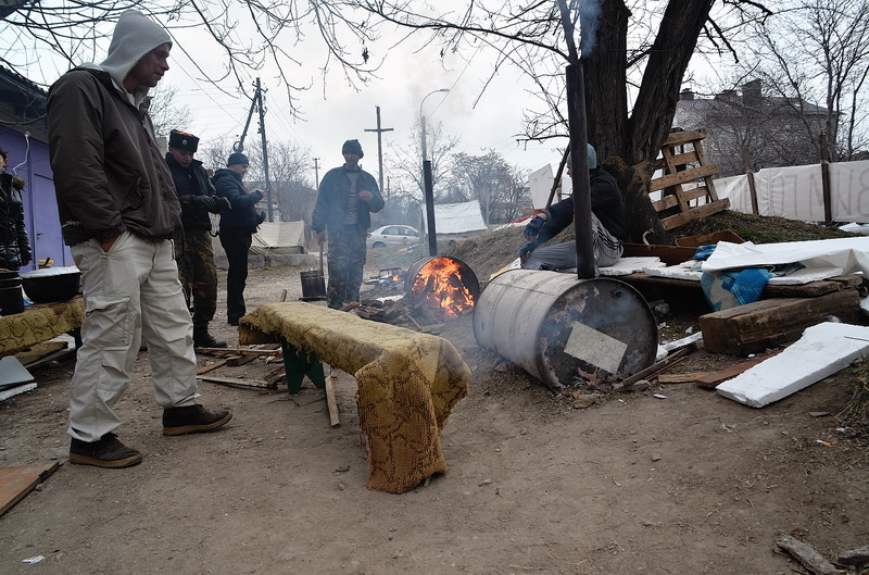 В Симферополе у места дислокации «Беркута» дежурят отряды самообороны