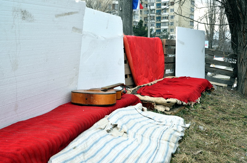 В Симферополе у места дислокации «Беркута» дежурят отряды самообороны