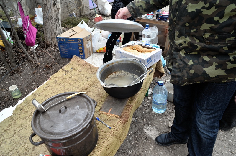 В Симферополе у места дислокации «Беркута» дежурят отряды самообороны