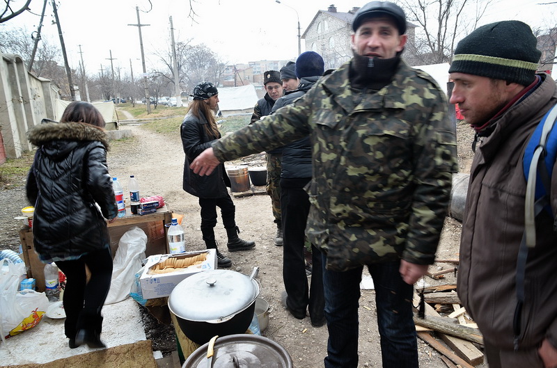 В Симферополе у места дислокации «Беркута» дежурят отряды самообороны