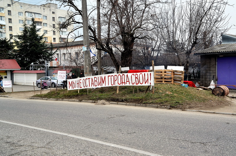 В Симферополе у места дислокации «Беркута» дежурят отряды самообороны