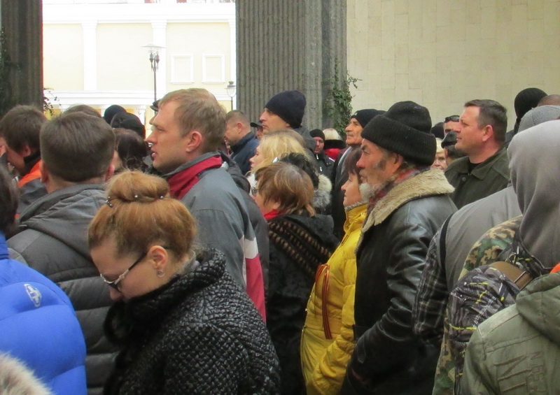 В Симферополе крымчане потребовали от власти сформировать свою позицию