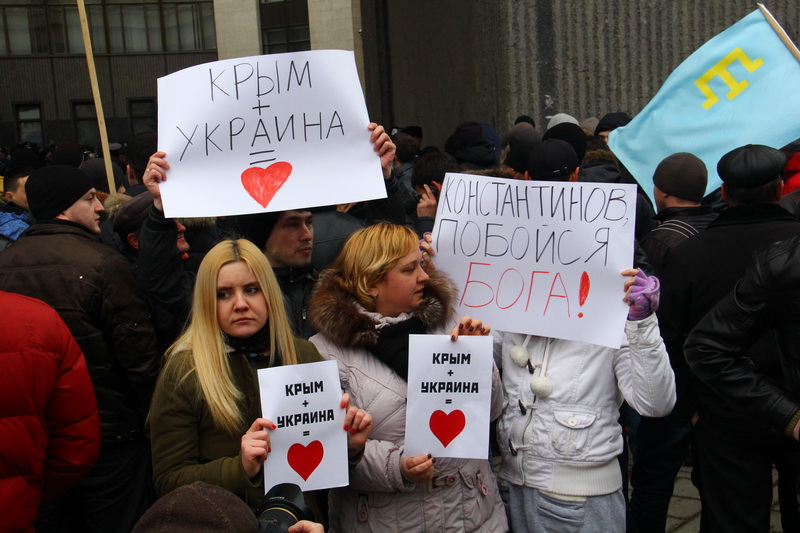 В Симферополе начался массовый митинг