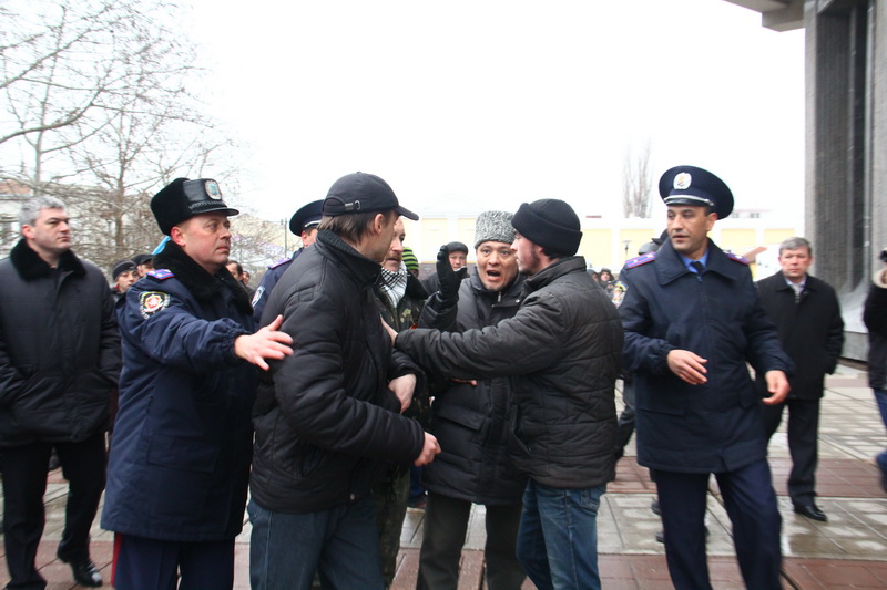 В Симферополе начался массовый митинг