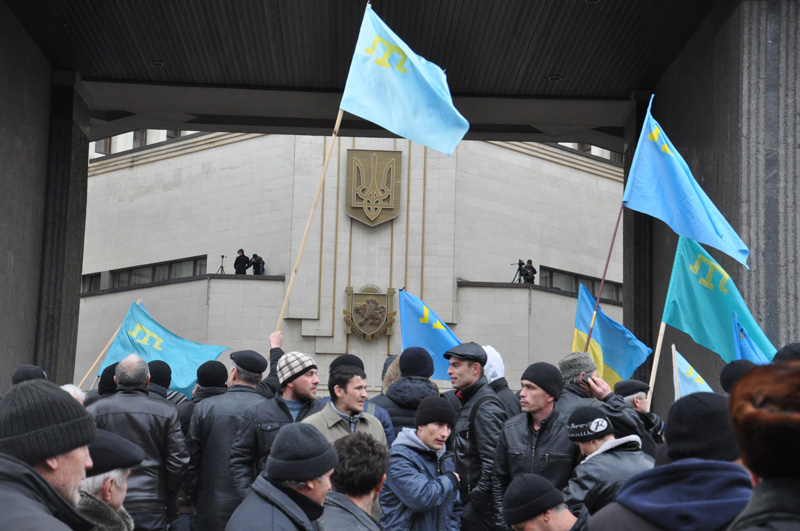 В Симферополе продолжается многотысячный митинг