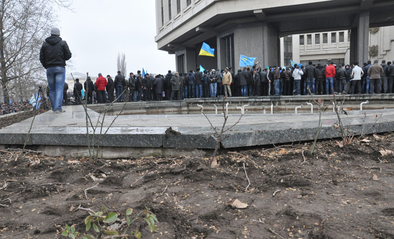 В Симферополе продолжается многотысячный митинг