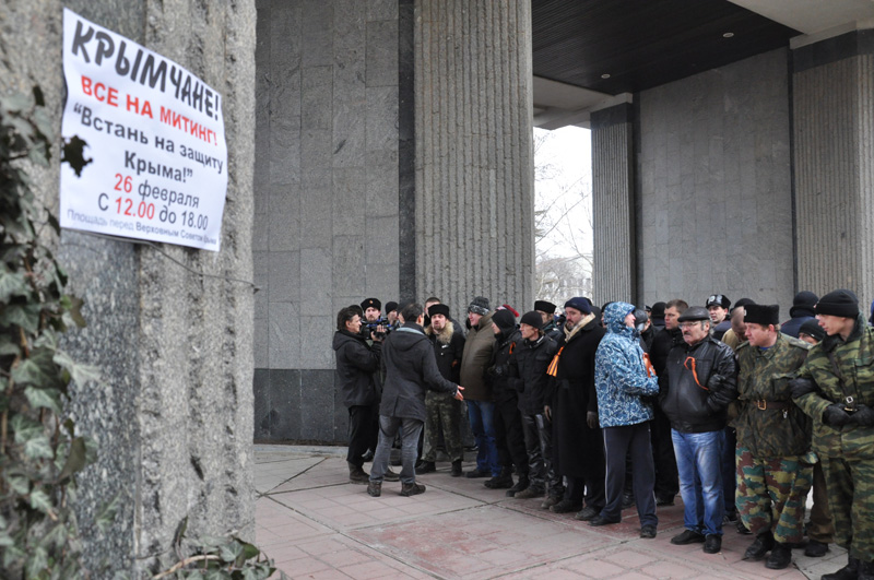 В Симферополе продолжается многотысячный митинг