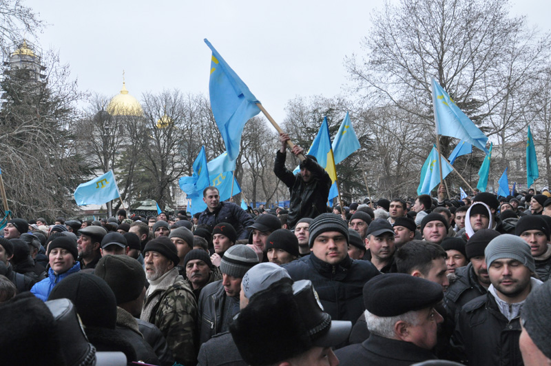 В Симферополе продолжается многотысячный митинг