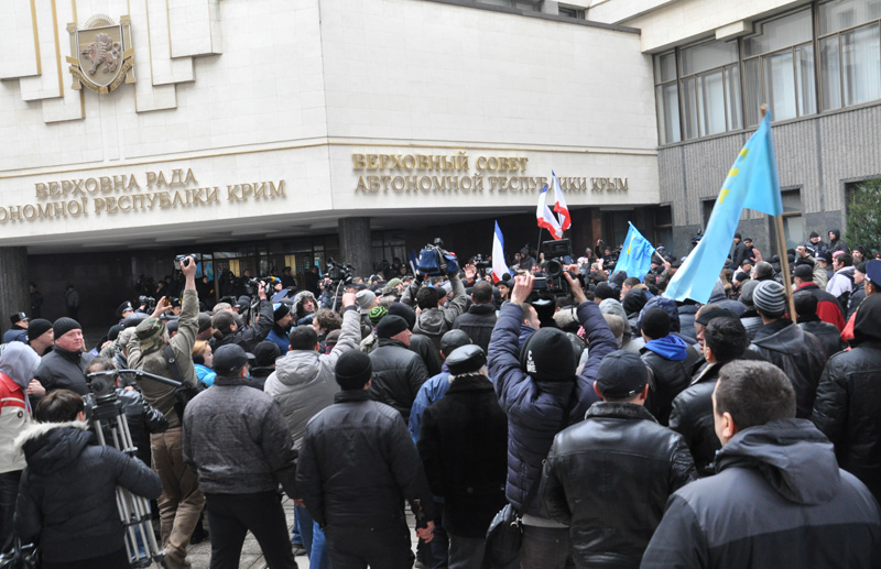 В Симферополе продолжается многотысячный митинг
