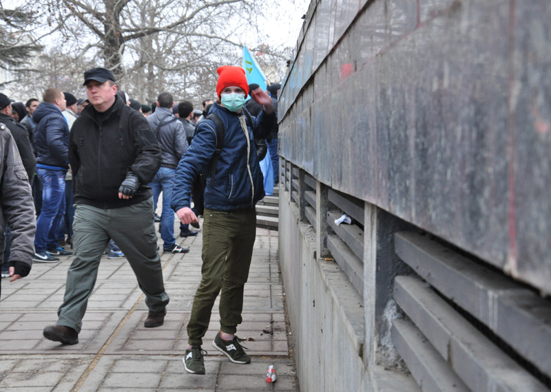 В Симферополе продолжается многотысячный митинг