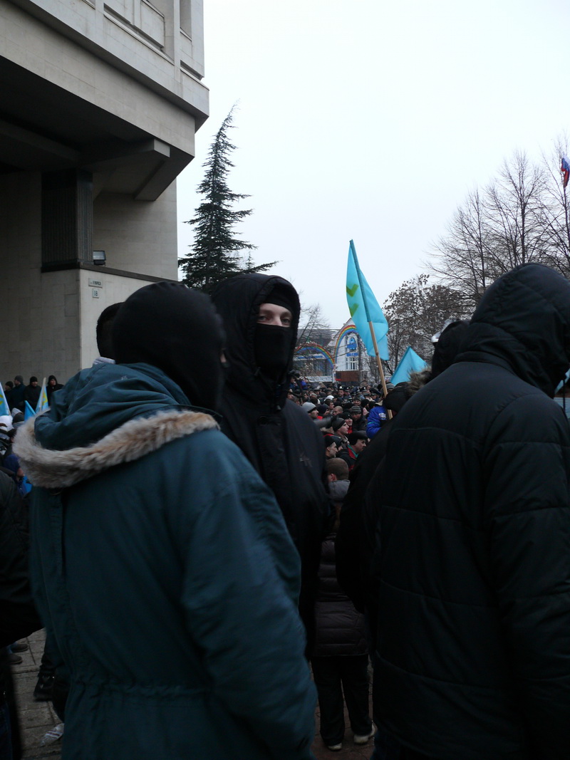 Протестующие в Симферополе пытались штурмовать здание парламента
