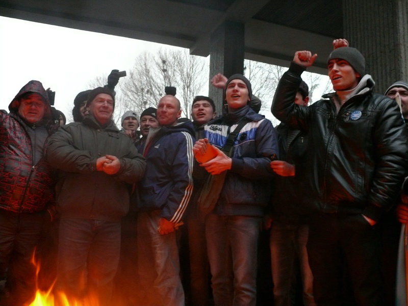 Протестующие в Симферополе пытались штурмовать здание парламента