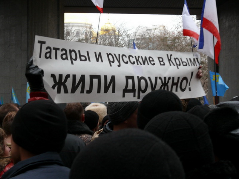 Протестующие в Симферополе пытались штурмовать здание парламента