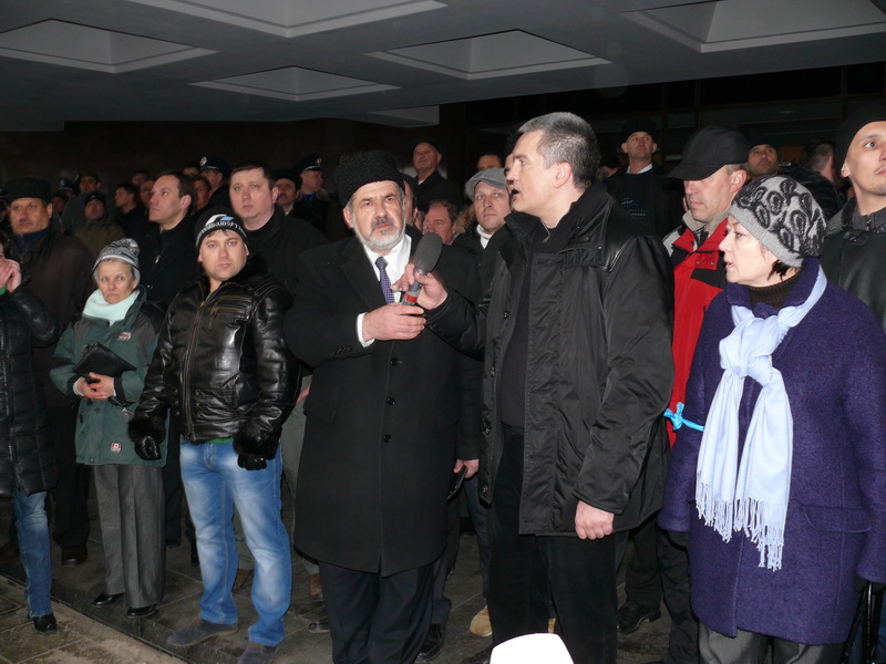 Протестующие в Симферополе пытались штурмовать здание парламента