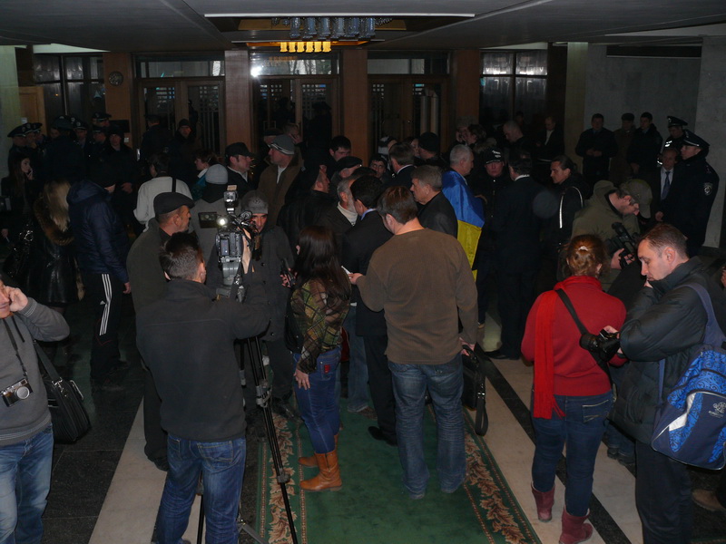 Участники митинга в Симферополе выбили двери в Верховную Раду Крыма