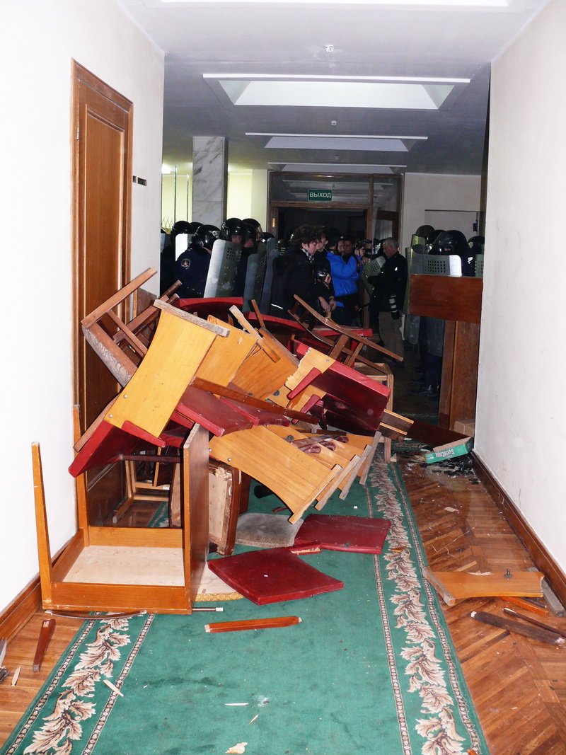 Участники митинга в Симферополе выбили двери в Верховную Раду Крыма