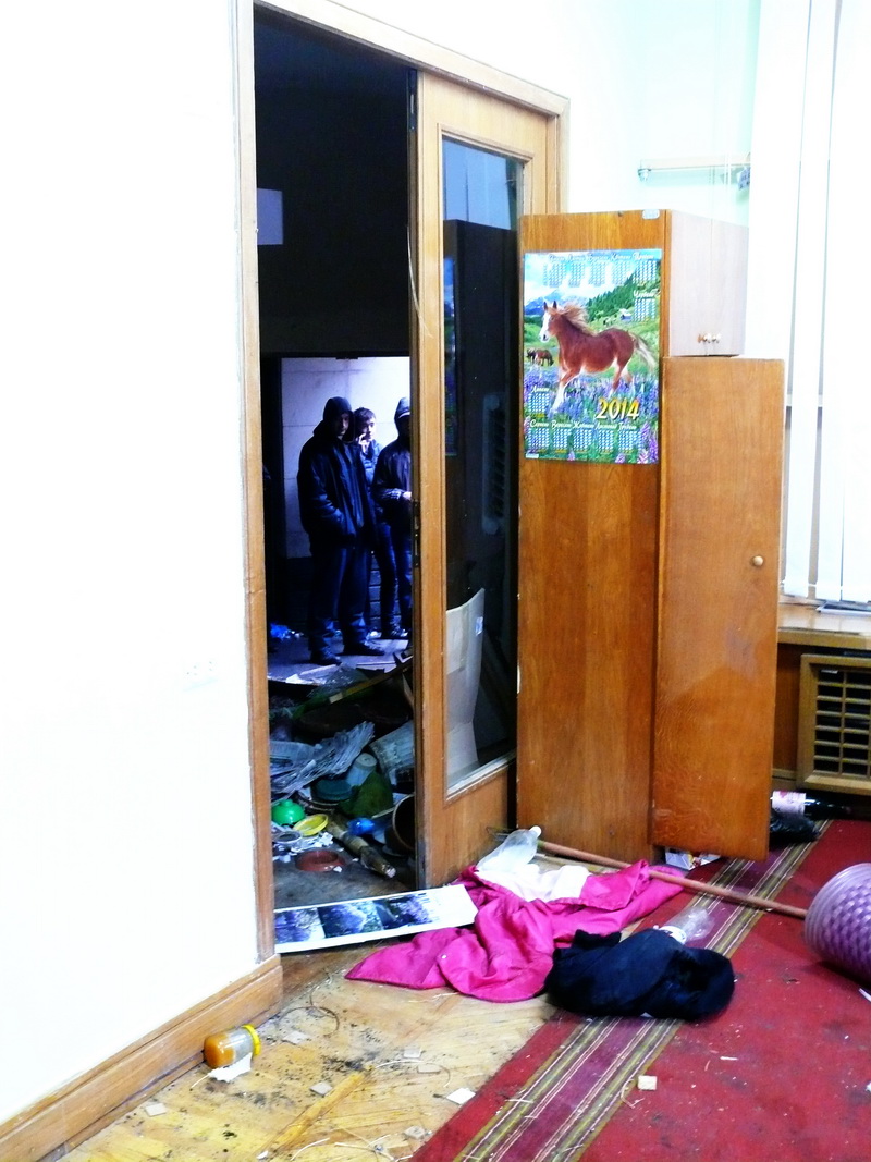 Участники митинга в Симферополе выбили двери в Верховную Раду Крыма