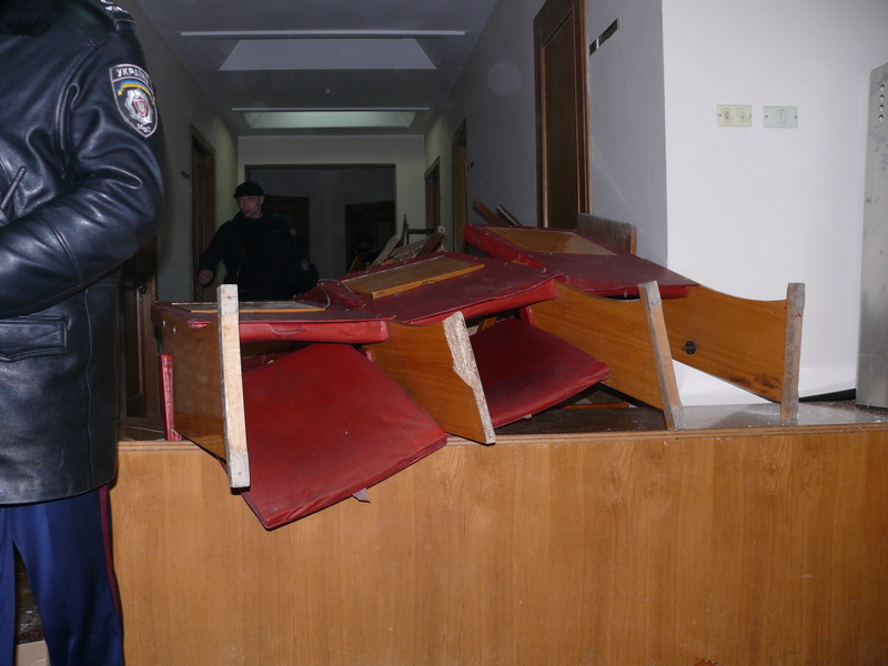 Участники митинга в Симферополе выбили двери в Верховную Раду Крыма