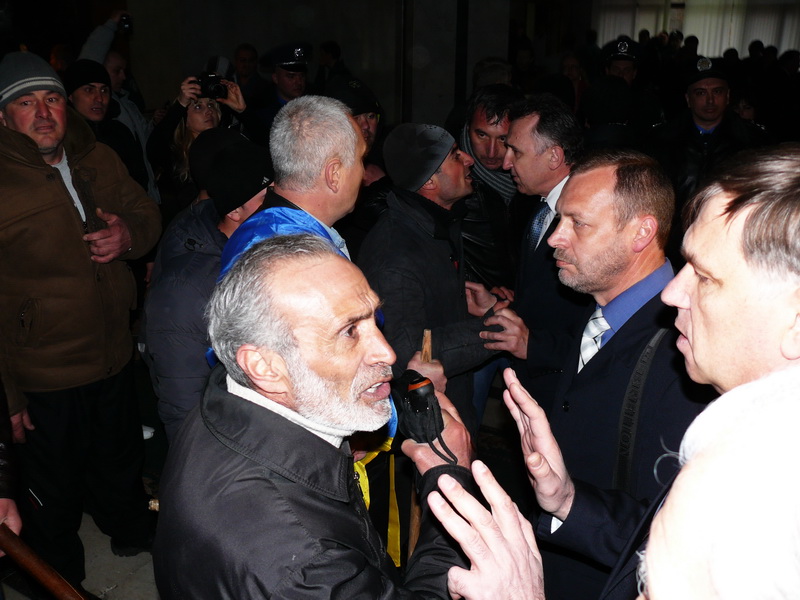 Участники митинга в Симферополе выбили двери в Верховную Раду Крыма