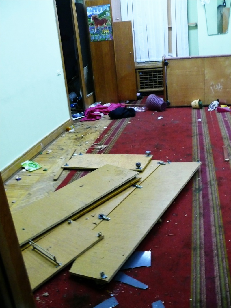 Участники митинга в Симферополе выбили двери в Верховную Раду Крыма