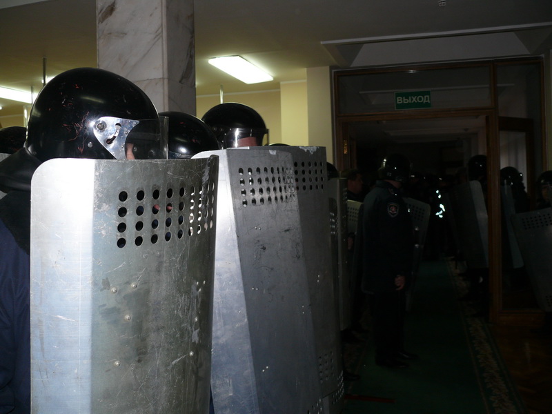 Участники митинга в Симферополе выбили двери в Верховную Раду Крыма