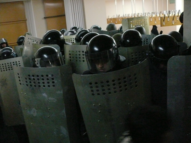 Участники митинга в Симферополе выбили двери в Верховную Раду Крыма