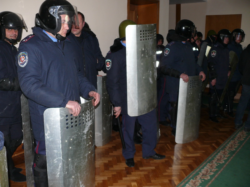 Участники митинга в Симферополе выбили двери в Верховную Раду Крыма