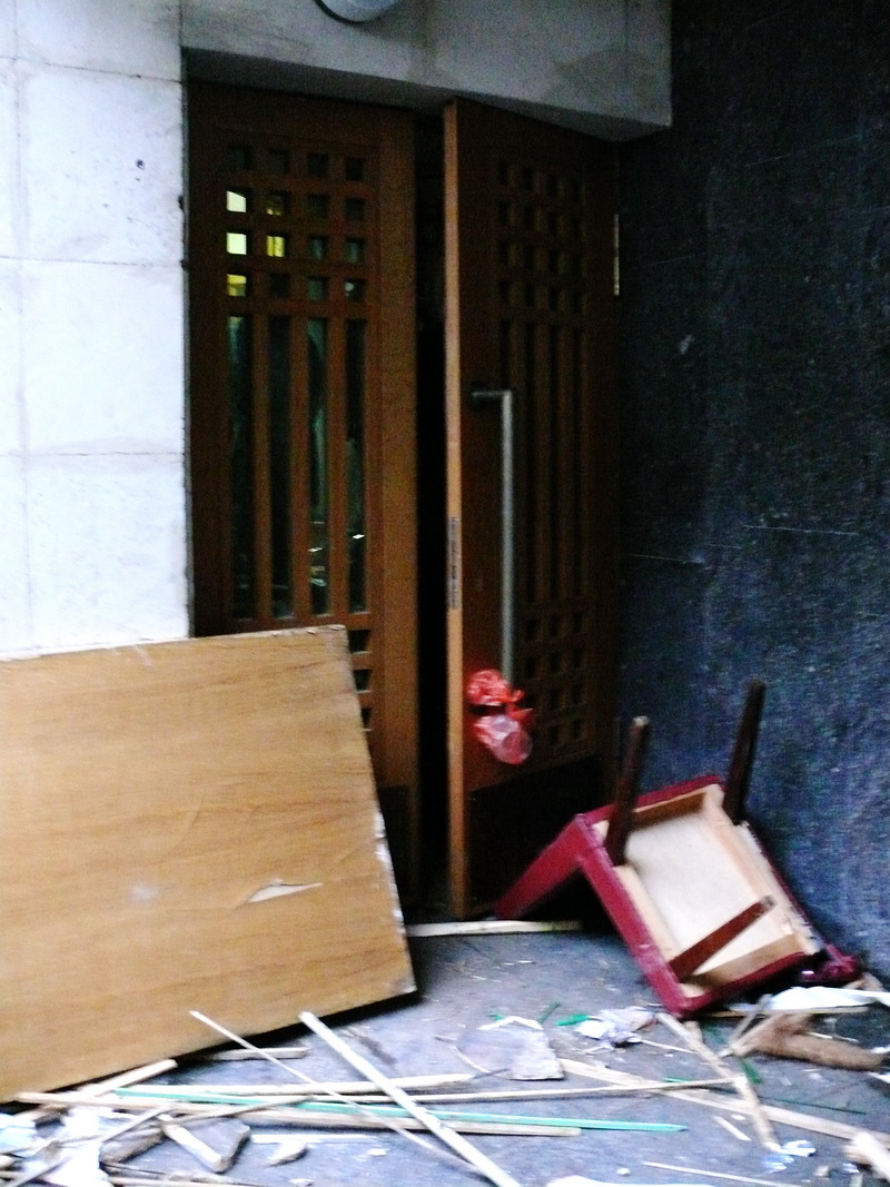 Участники митинга в Симферополе выбили двери в Верховную Раду Крыма