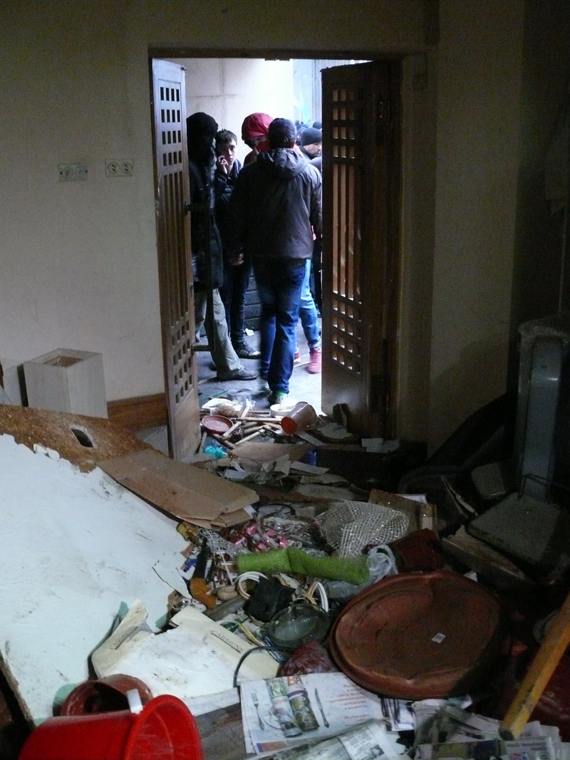 Участники митинга в Симферополе выбили двери в Верховную Раду Крыма