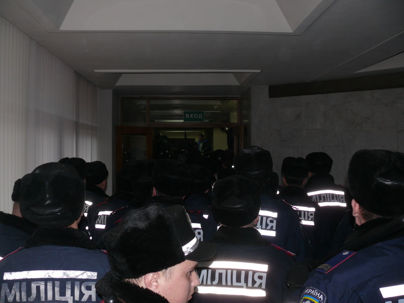 Участники митинга в Симферополе выбили двери в Верховную Раду Крыма