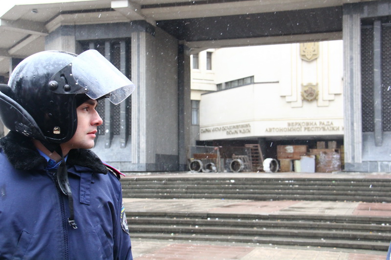 Под стенами парламента Крыма собрались пророссийские активисты