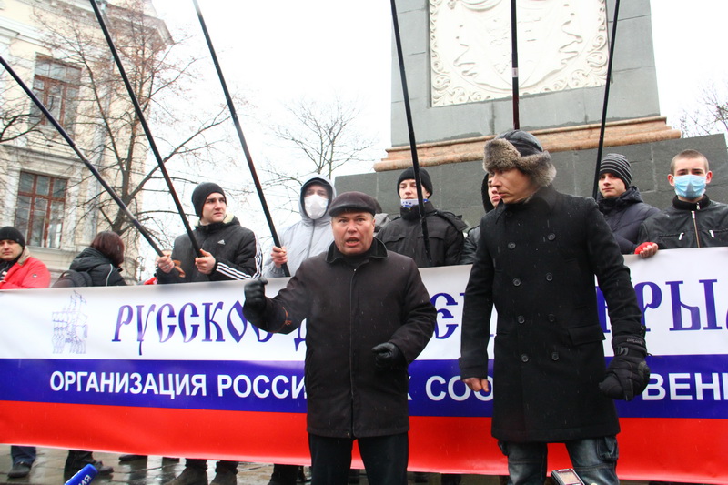 Под стенами парламента Крыма собрались пророссийские активисты