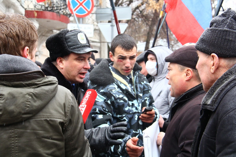 Под стенами парламента Крыма собрались пророссийские активисты