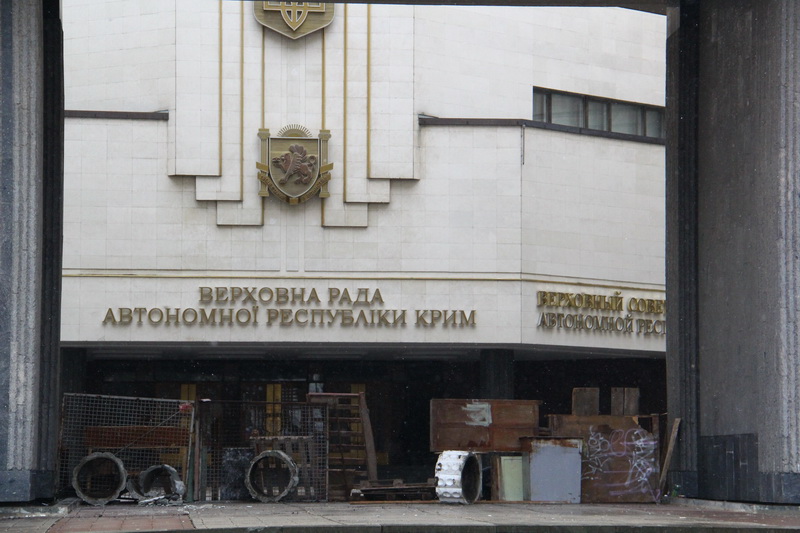 Под стенами парламента Крыма собрались пророссийские активисты