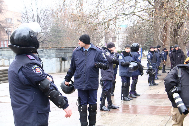 Под стенами парламента Крыма собрались пророссийские активисты