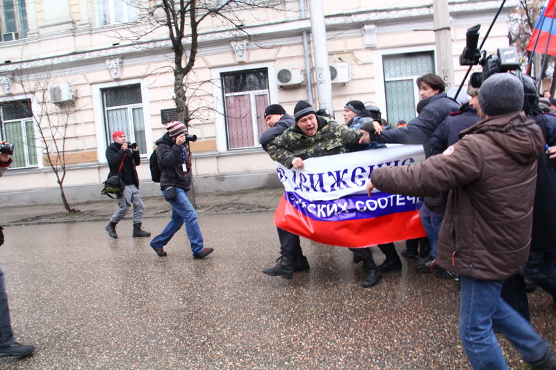 Под стенами парламента Крыма собрались пророссийские активисты